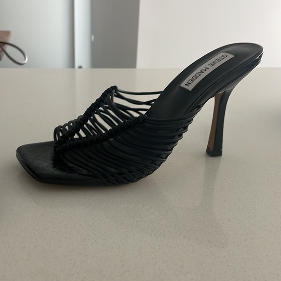 Black Steve Madden Heel (size 6) - Picture 4 of 5